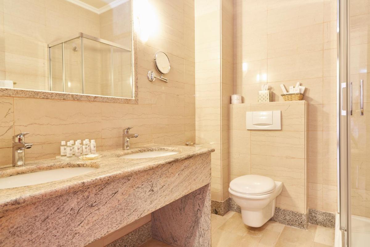 Un baño de Grand Hotel Palladium Santa Eulalia del Río