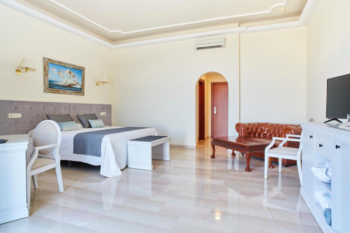 Una televisión o centro de entretenimiento en Grand Hotel Palladium Santa Eulalia del Río