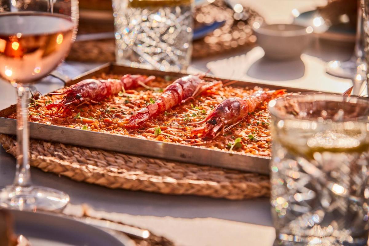 Comida en o cerca de este hotel