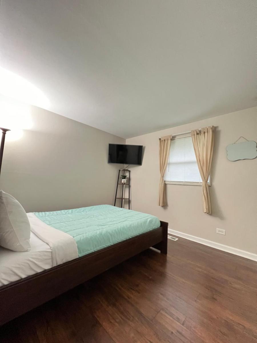 Pet Friendly Ranch Home 30 mins from O'Hare - Housity