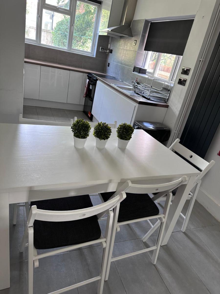 Large Double En-suite Bedroom in a House in London, Private Parking & Garden, 2 minute walk from underground, Free Wi-Fi - Housity