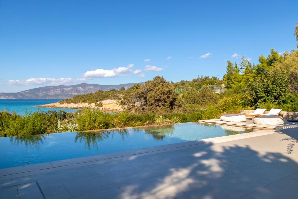 Suitetrails - Villa Iris - Luxury traditional beachfront villa with swimming pool