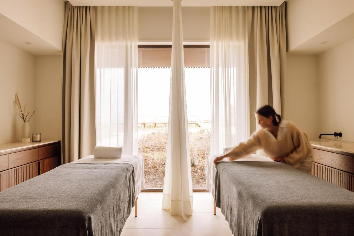 um homem entre duas camas num quarto de hotel em Aethos Ericeira na Ericeira mais 72 fotografias