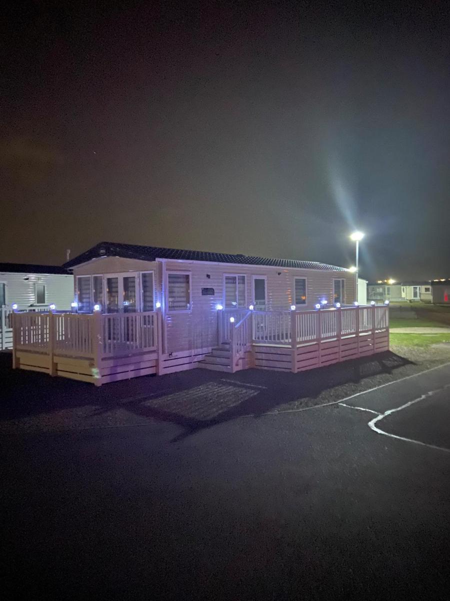 Beachside Lighthouse 14 - Housity