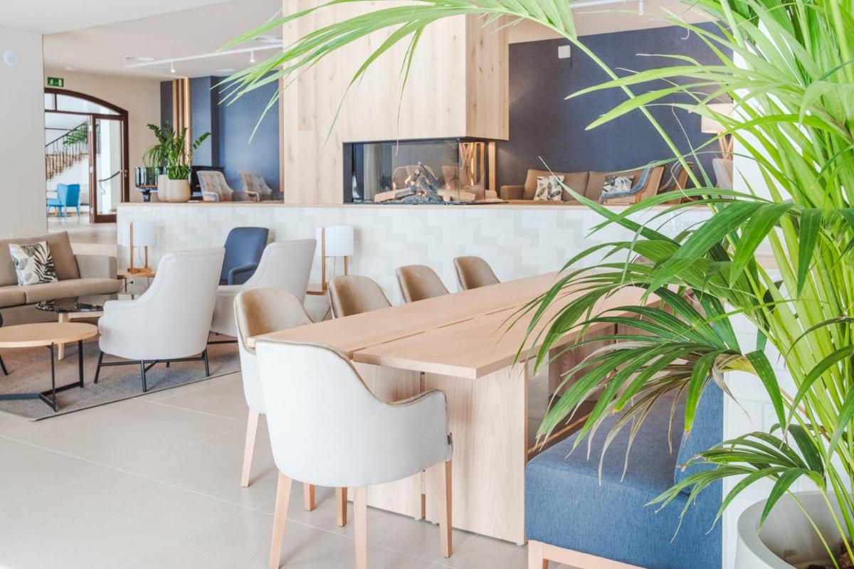 Un comedor con mesa y sillas de madera. en Park Hotel San Jorge & Spa by Escampa Hotels, en Platja d'Aro