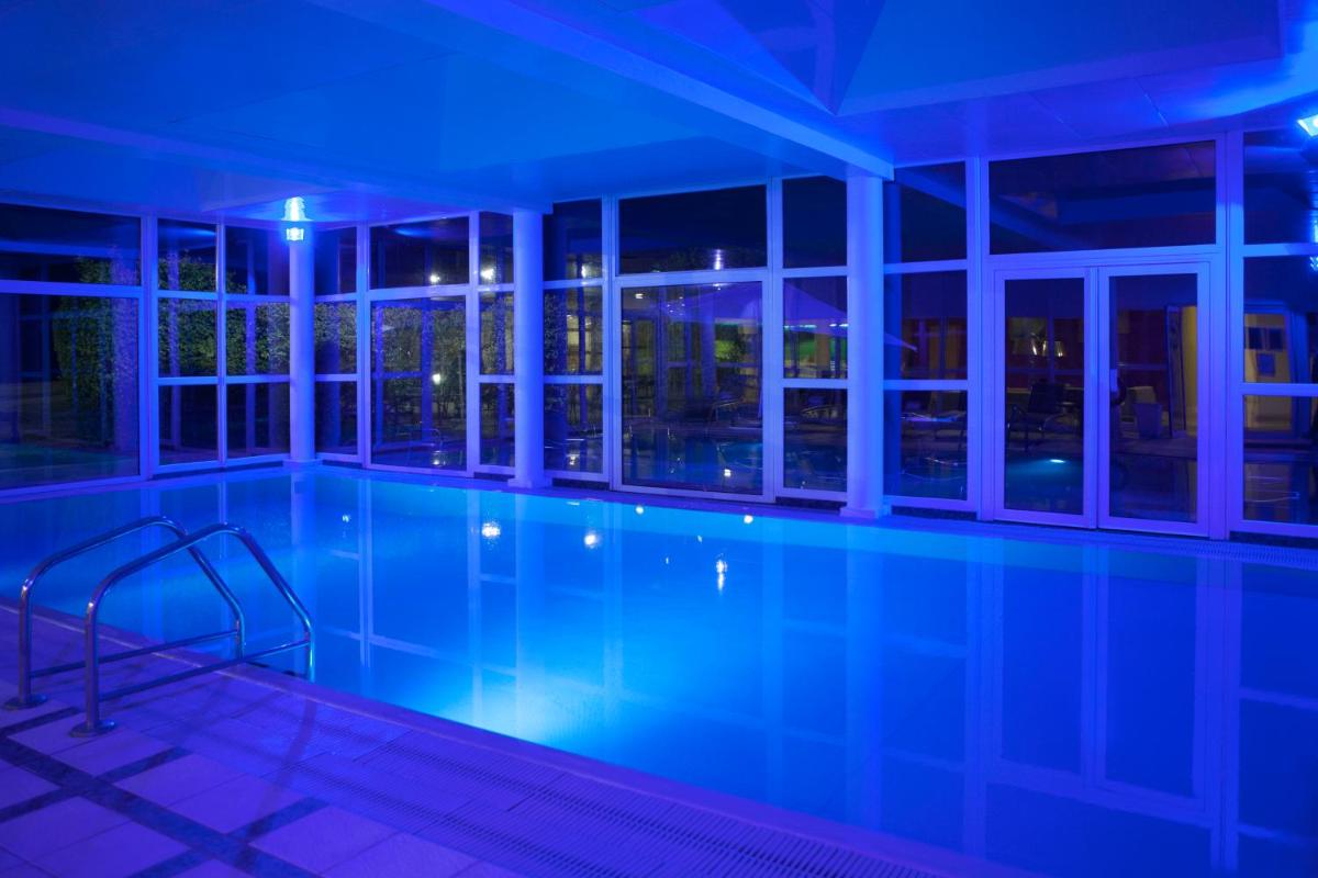 Piscine de l'établissement Novotel Senart Golf De Greenparc ou située à proximité