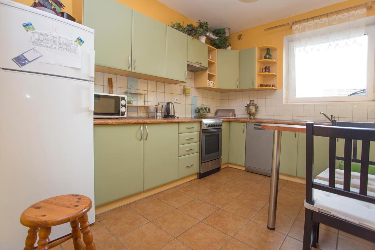Happy Bison - A 5 Bedroom House With A Garden - Housity