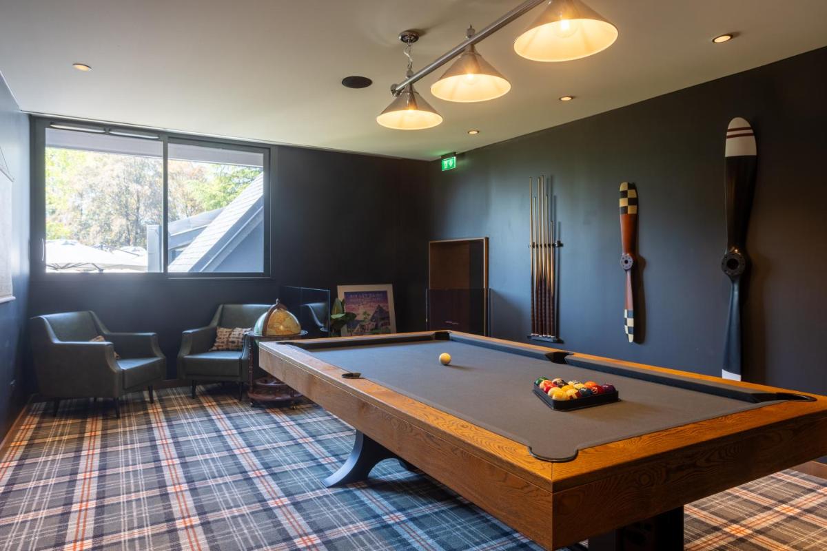 Billard dans l'établissement Miura
