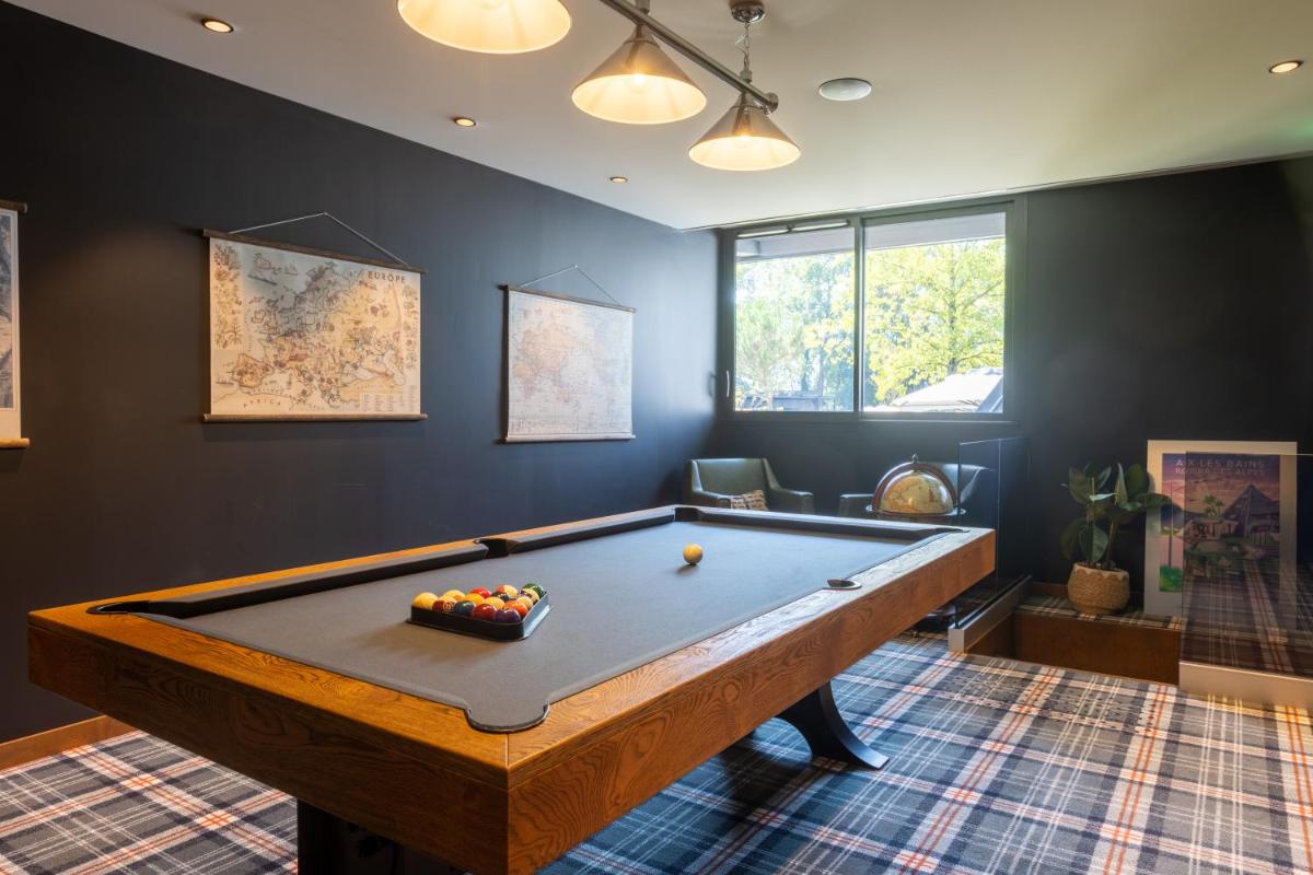 une salle de billard avec une table de billard dans l'établissement Miura, à Voglans