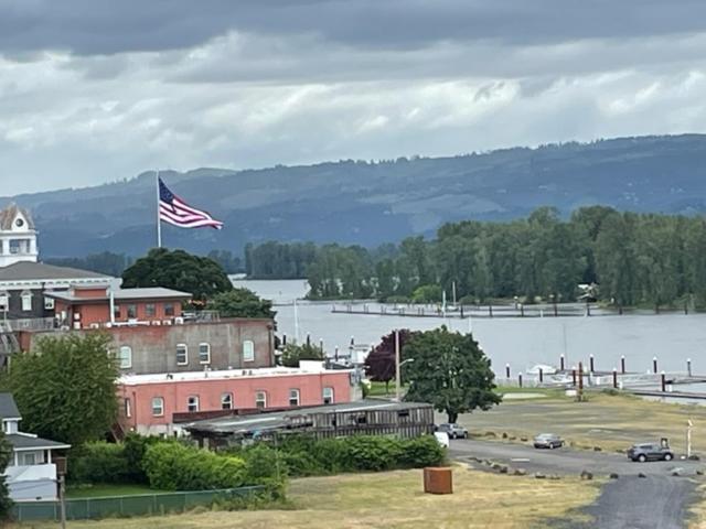 Columbia River Cliff House - Housity