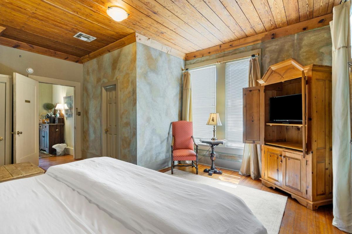 Crystal River Inn - Housity