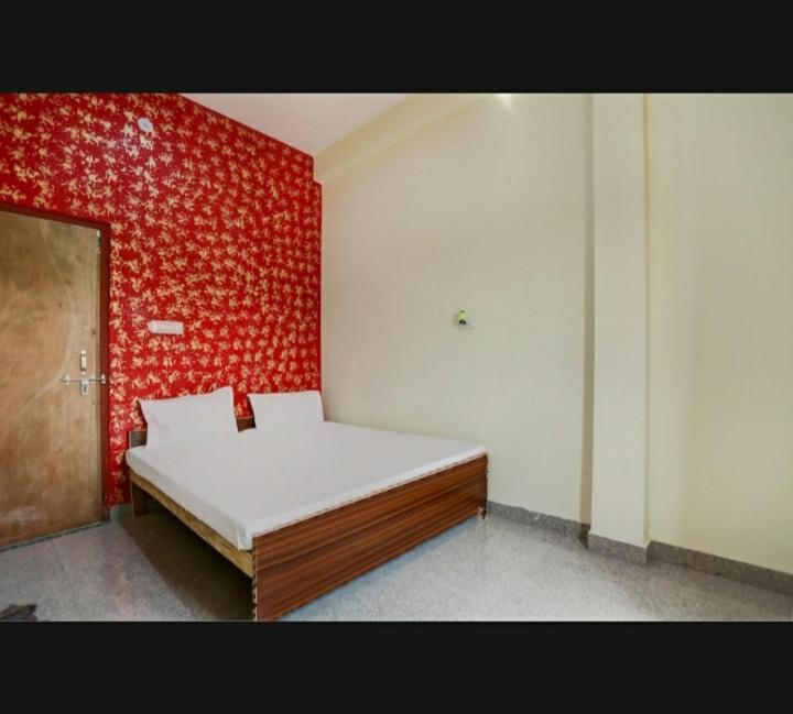 Hotel M J - Housity
