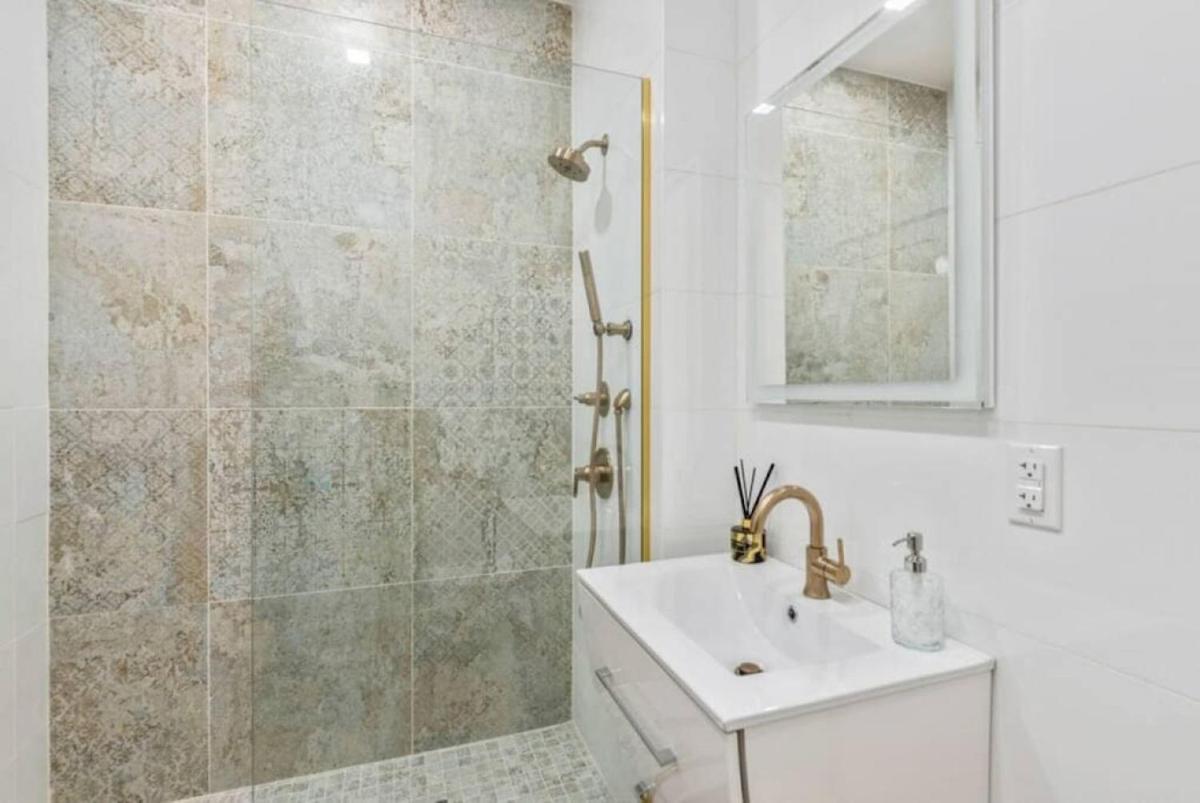 Studio w Charming Juliet Balcony in Upper East - Housity