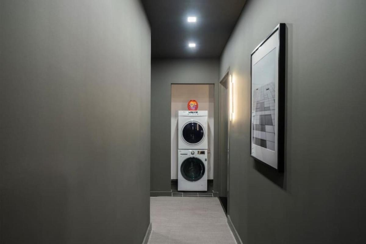 Studio w Charming Juliet Balcony in Upper East - Housity