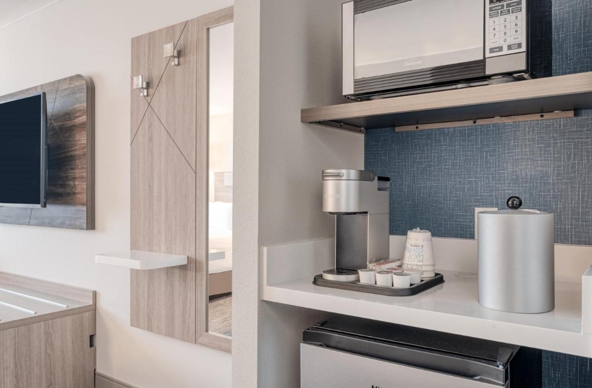 Holiday Inn Express Federal Way - Seattle South, an IHG Hotel - Housity