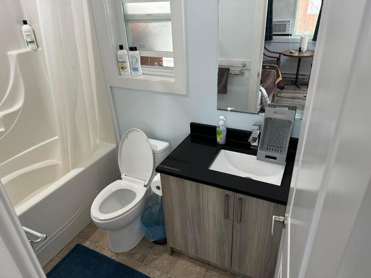 Guest Suite Private Retreat- Honeymoon Suite- J-1 - Housity
