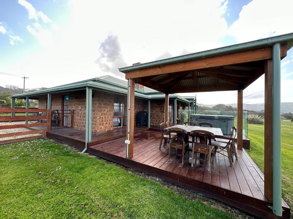 Serenity by the Sea Cottage in Apollo Bay with Jacuzzi - Housity