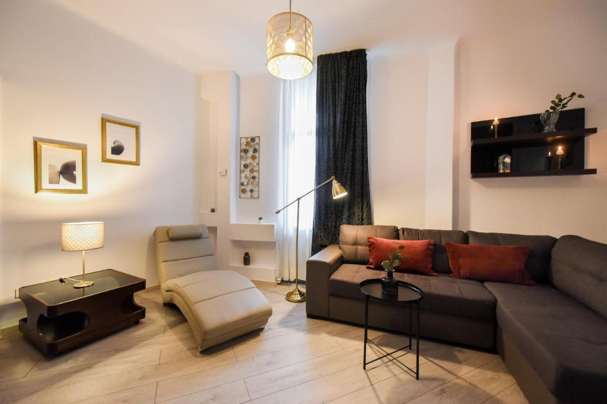Discover Comfort: Charming & Spacious Apartment in the Old Town - Housity