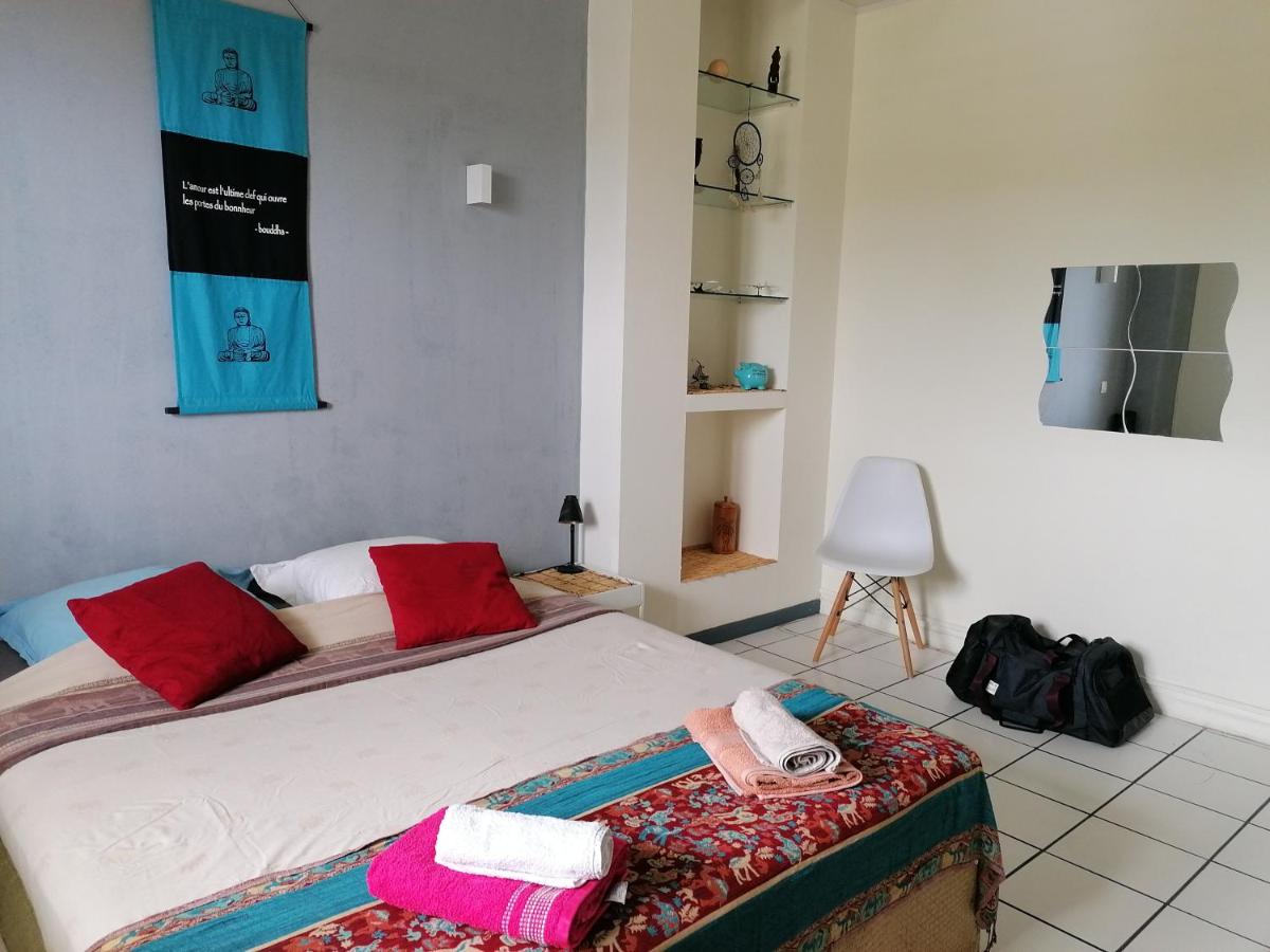 Jolie chambre climatisée avec balcon chez l'habitant - Housity