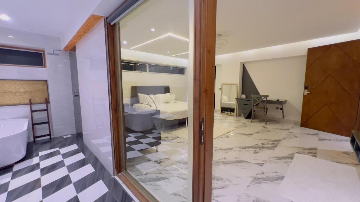 Signature By Hotel Crown Inn - Hizvo