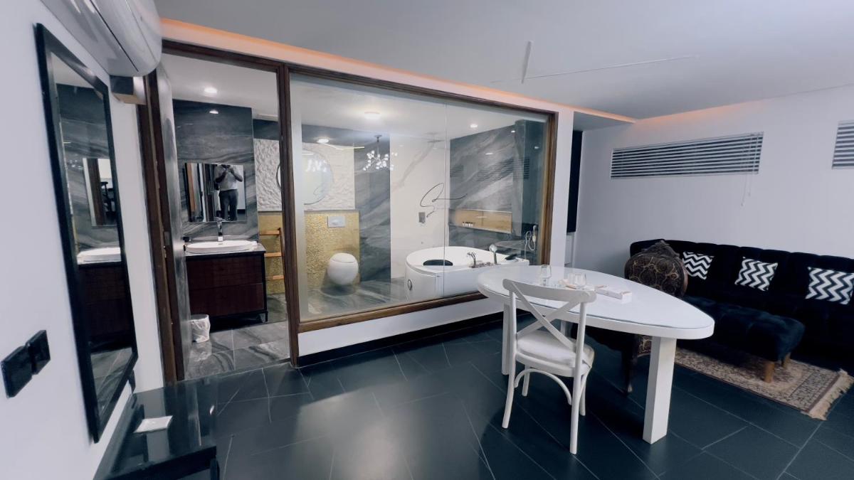 Signature By Hotel Crown Inn - Hizvo