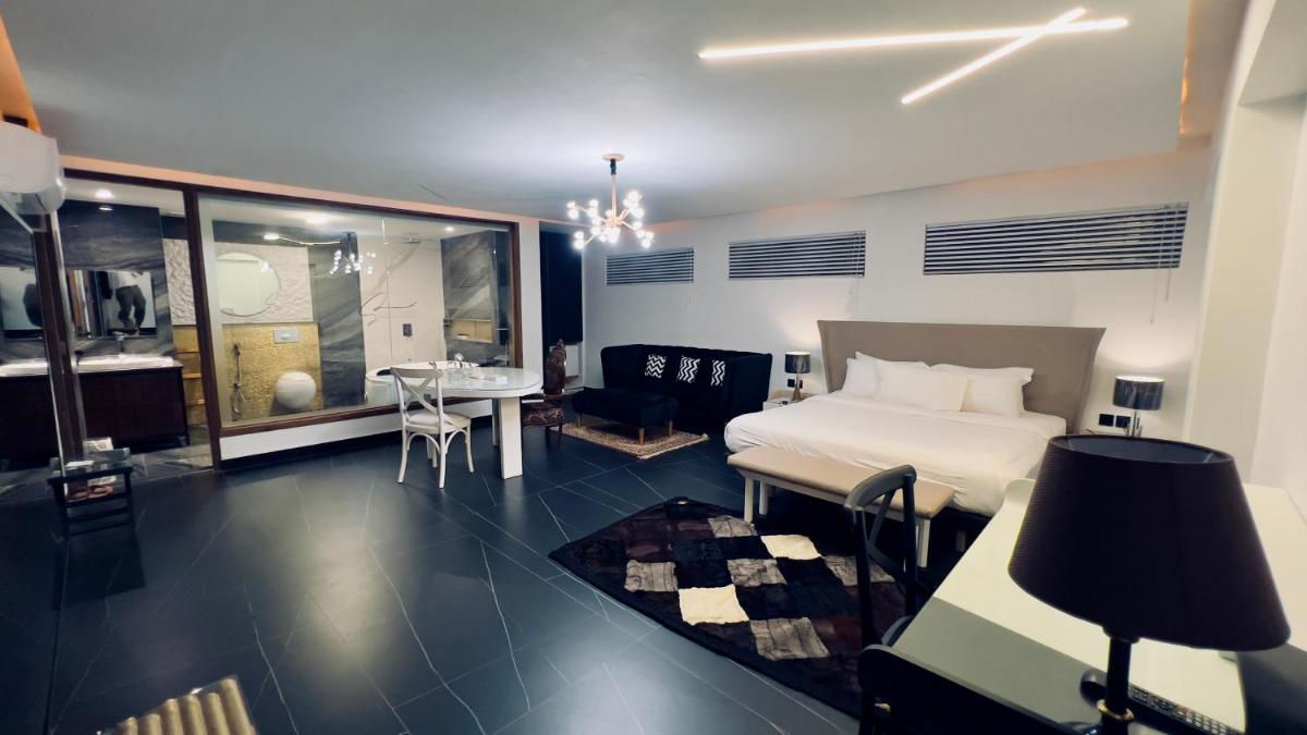Signature By Hotel Crown Inn - Hizvo