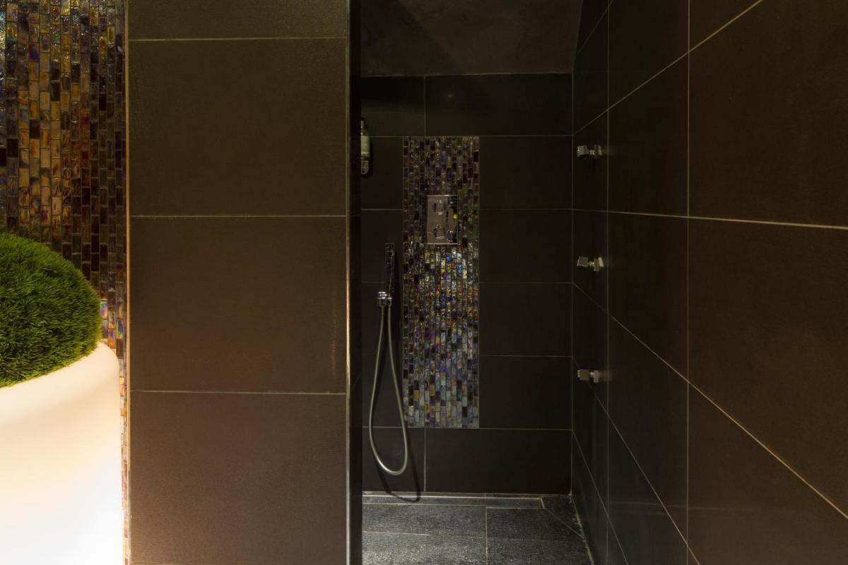 Salle de bains dans l'établissement Chapeau Rouge par William Frachot - Hôtel Espace Bien-être & Restaurant étoilé
