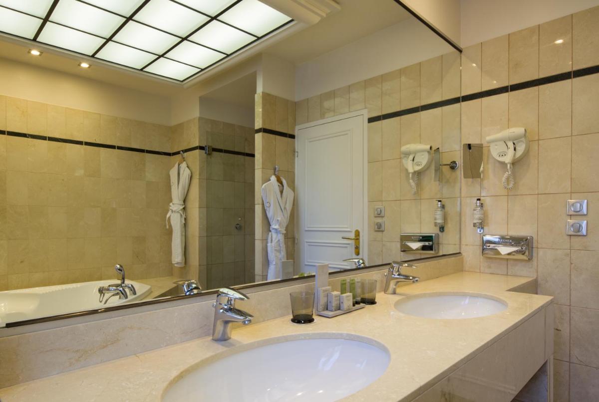 Salle de bains dans l'établissement Chapeau Rouge par William Frachot - Hôtel Espace Bien-être & Restaurant étoilé