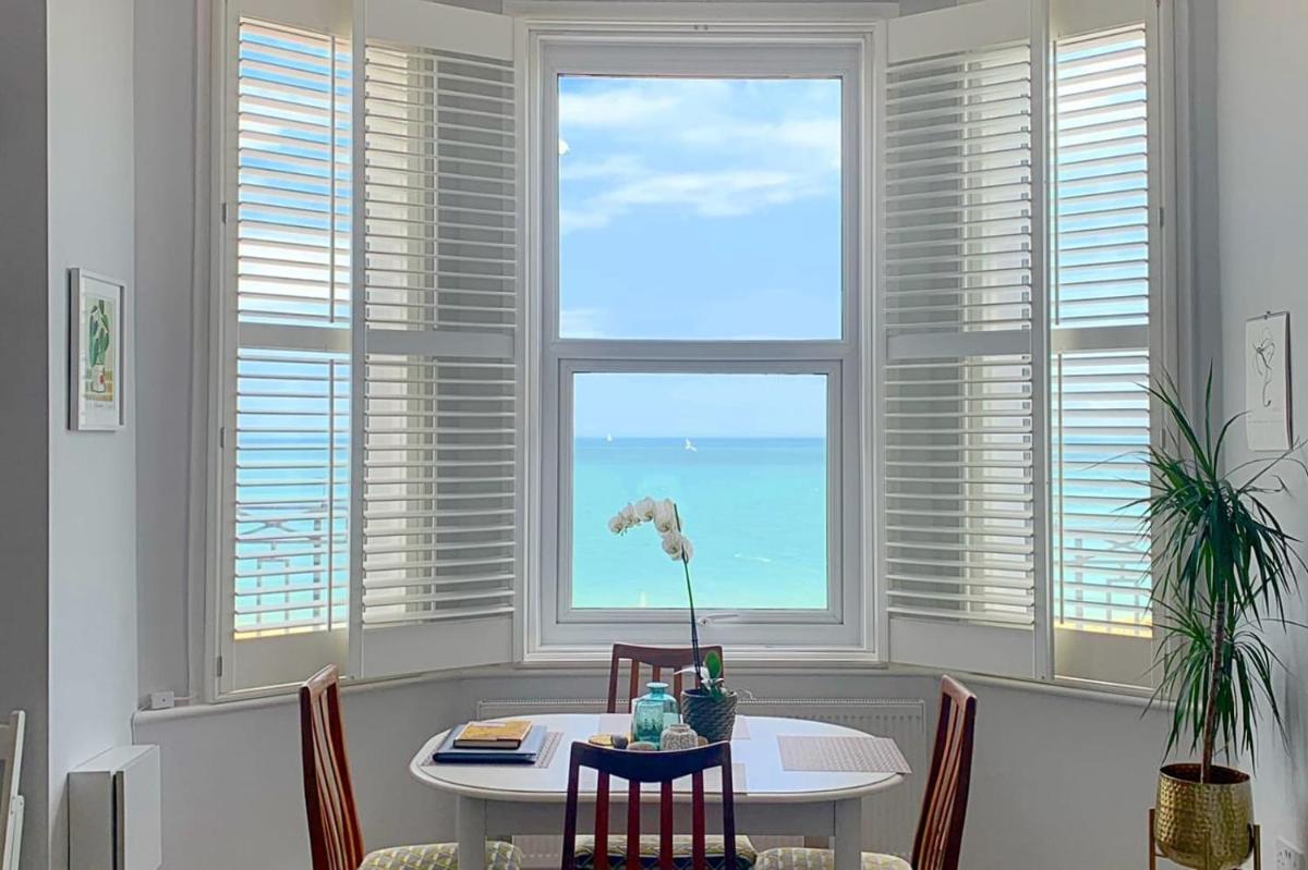 Spacious beach front apartment with stunning sea views - Housity