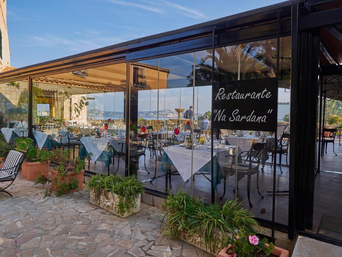Un restaurante o sitio para comer en Hotel Petit Cala Fornells