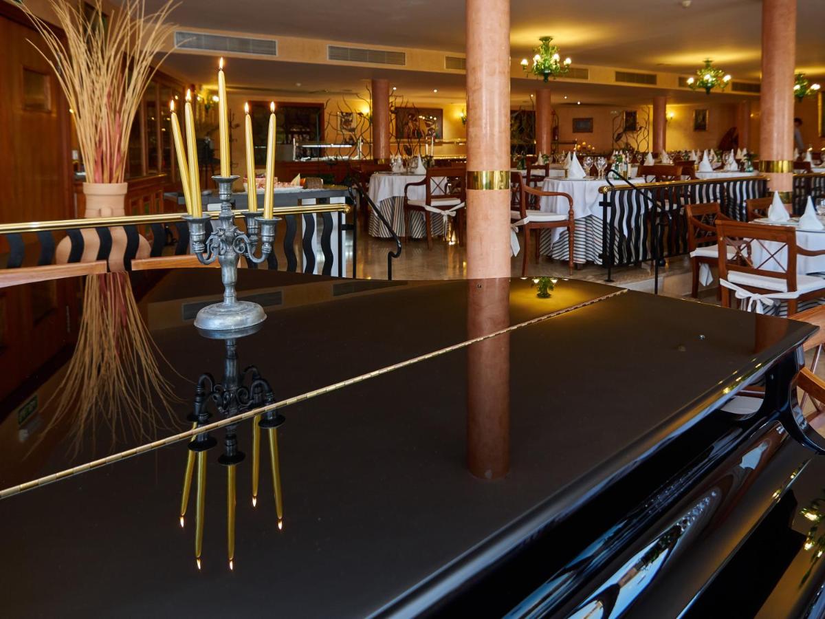Un restaurante o sitio para comer en Hotel Petit Cala Fornells