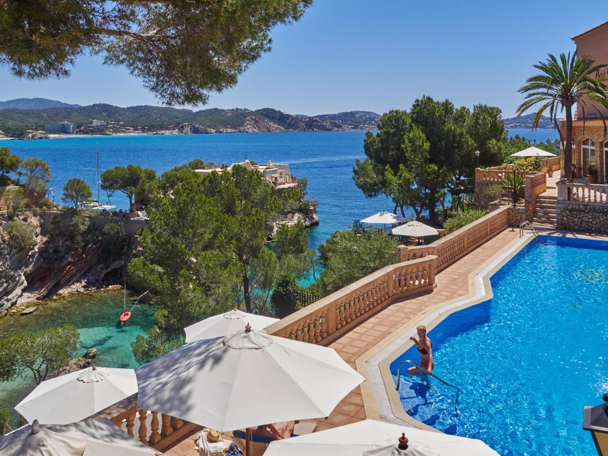 una imagen de una piscina en un resort en Hotel Petit Cala Fornells, en Paguera