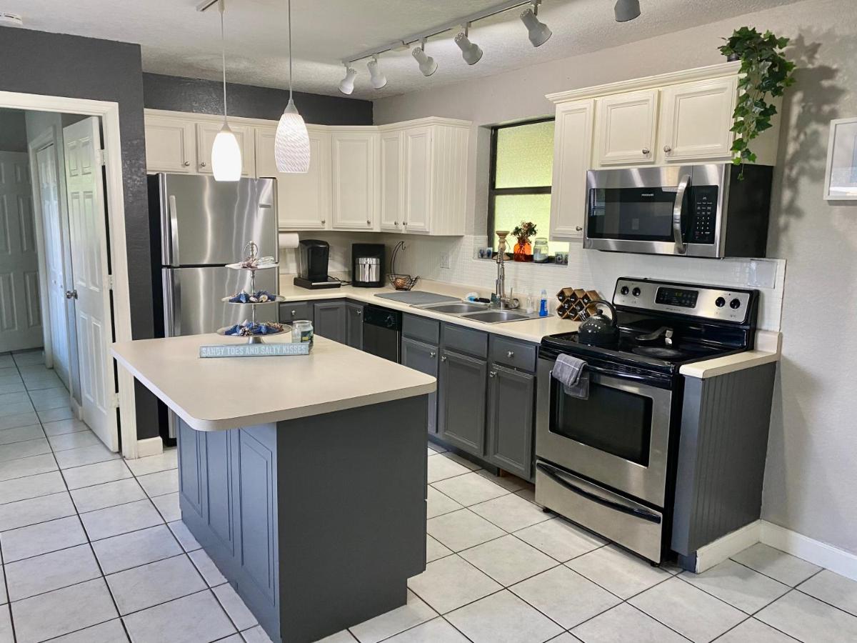 Sunshine Acre 2B 2B King Master Suite, BIG Yard - Housity