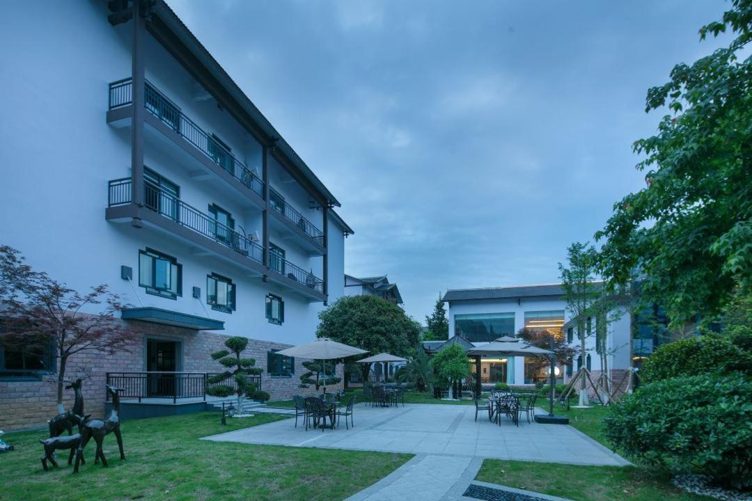 NATIONAL SCENIC SPOT SUNSHINE RESORT HOTEL - Housity