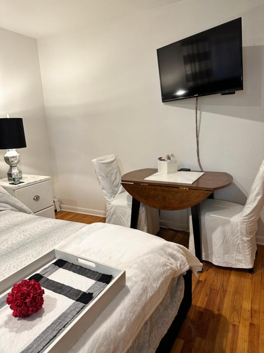 Welcoming Private Suite with French Touches - Housity