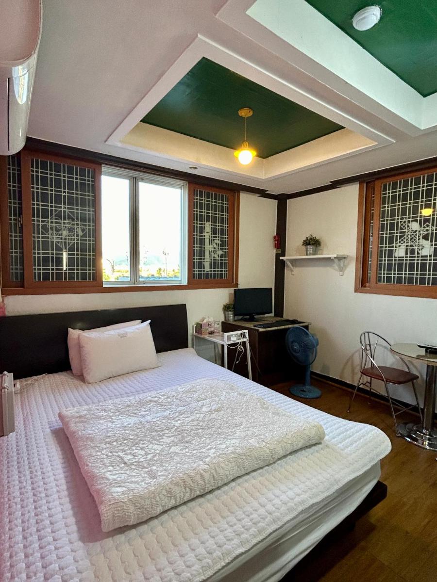 White Motel - Housity