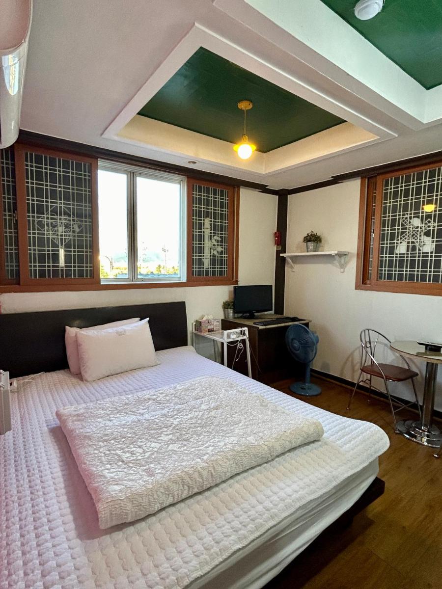 White Motel - Housity