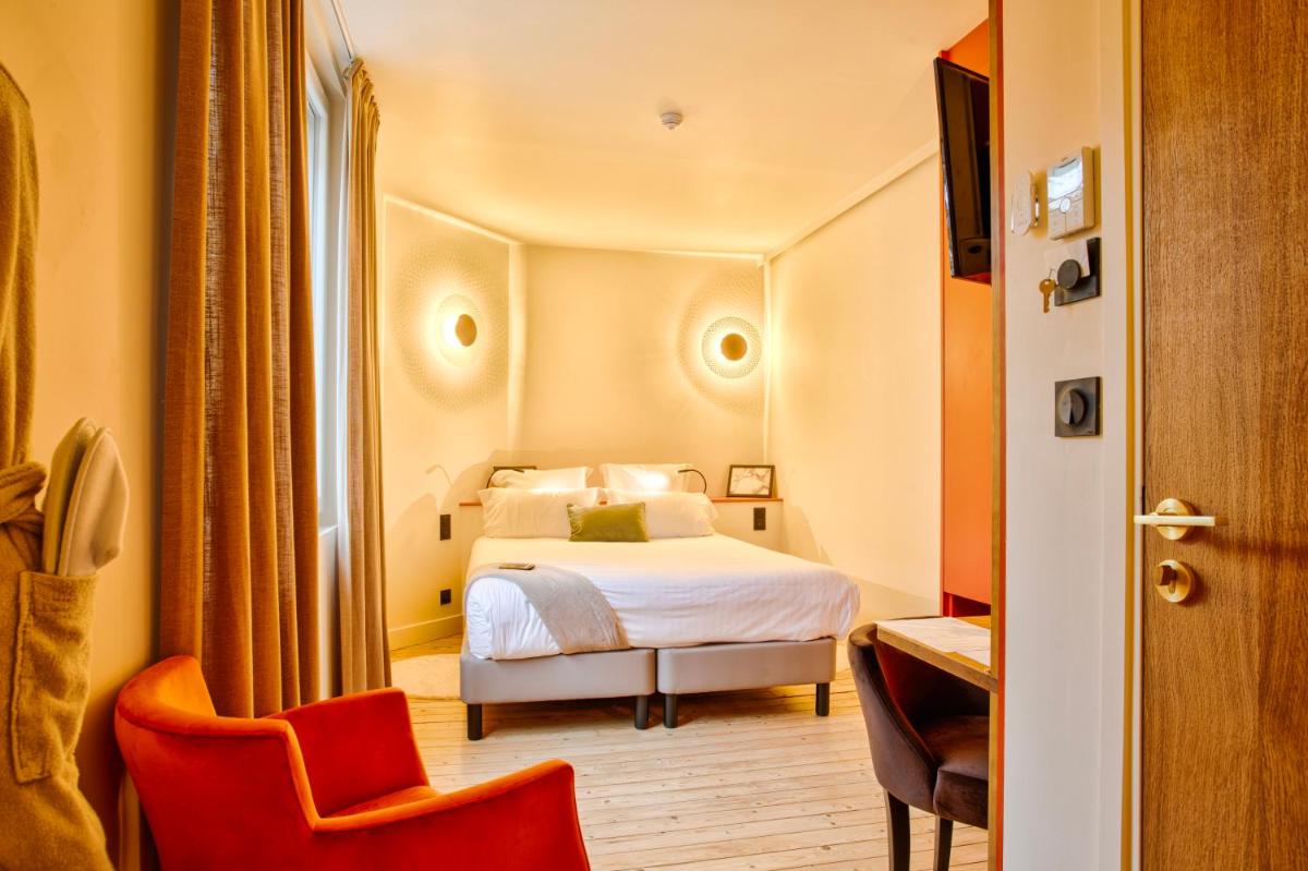 Un ou plusieurs lits dans un hébergement de l'établissement Le Castel Cabourg hôtel & SPA- Restaurant La Calypso