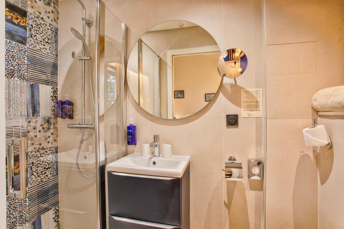 Salle de bains dans l'établissement Le Castel Cabourg hôtel & SPA- Restaurant La Calypso