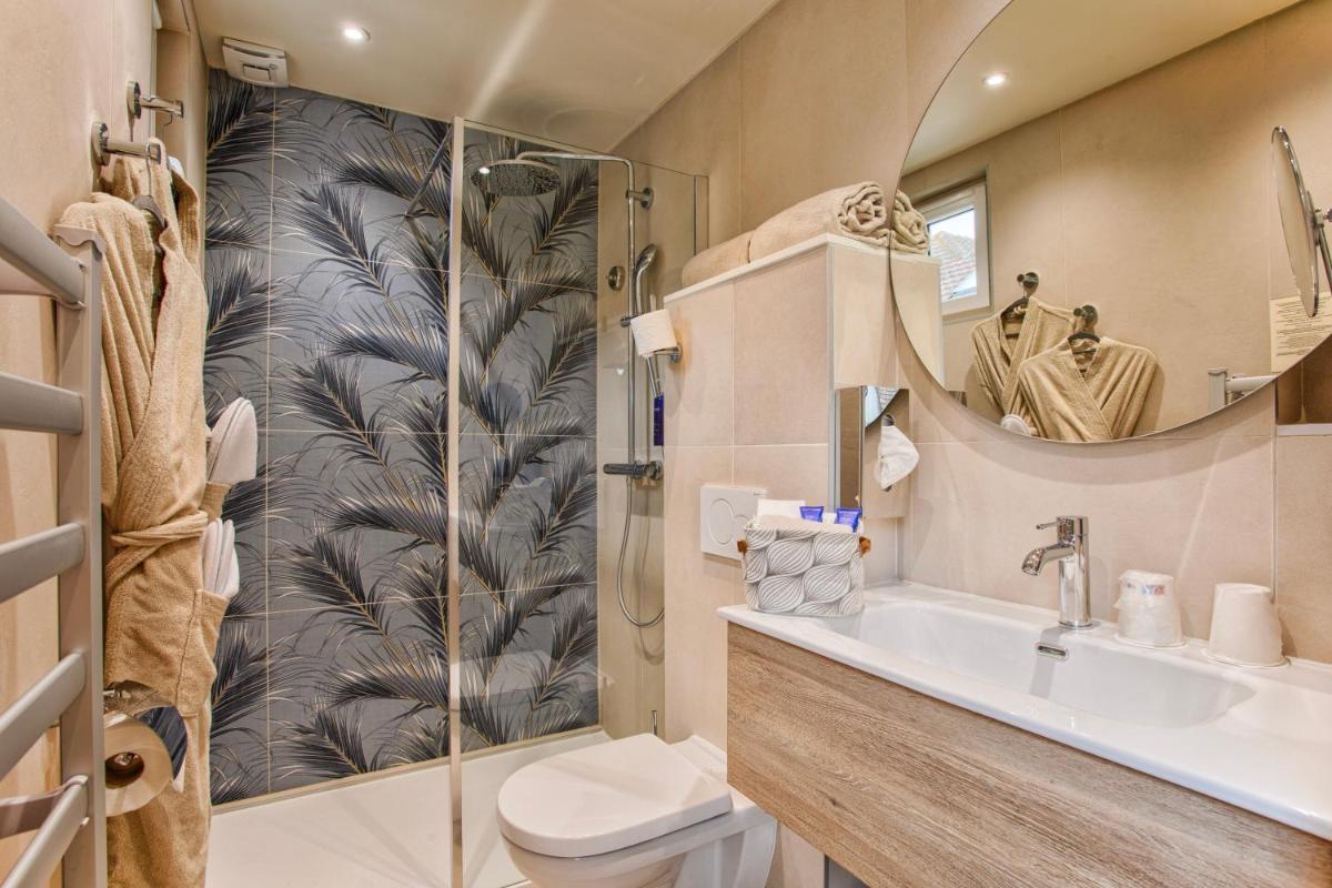 Salle de bains dans l'établissement Le Castel Cabourg hôtel & SPA- Restaurant La Calypso