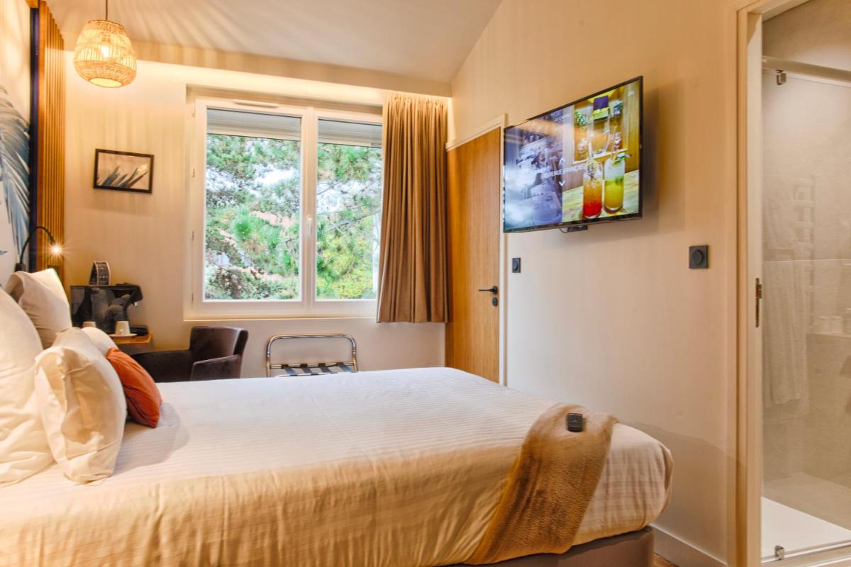Un ou plusieurs lits dans un hébergement de l'établissement Le Castel Cabourg hôtel & SPA- Restaurant La Calypso