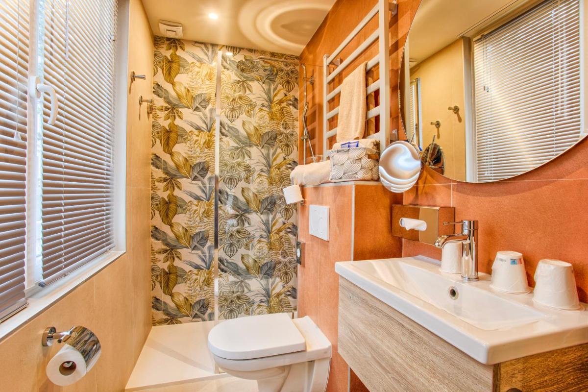 Salle de bains dans l'établissement Le Castel Cabourg hôtel & SPA- Restaurant La Calypso