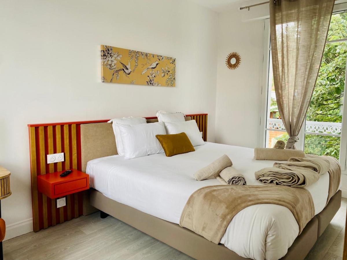 Un ou plusieurs lits dans un hébergement de l'établissement Le Castel Cabourg hôtel & SPA- Restaurant La Calypso
