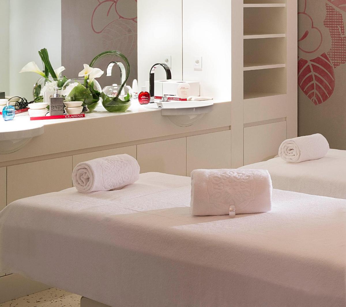 Un ou plusieurs lits dans un hébergement de l'établissement Hôtel de Paris Saint-Tropez