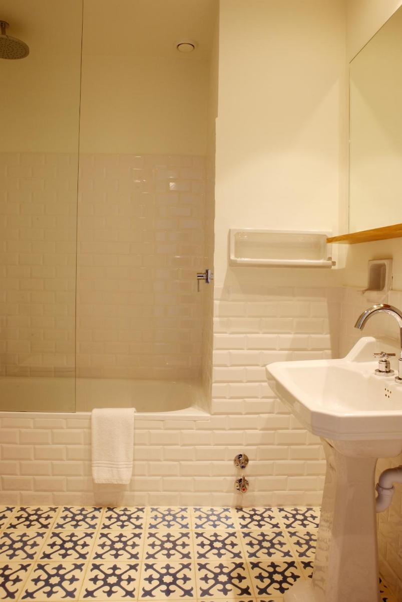 Un baño de Hostal Empúries