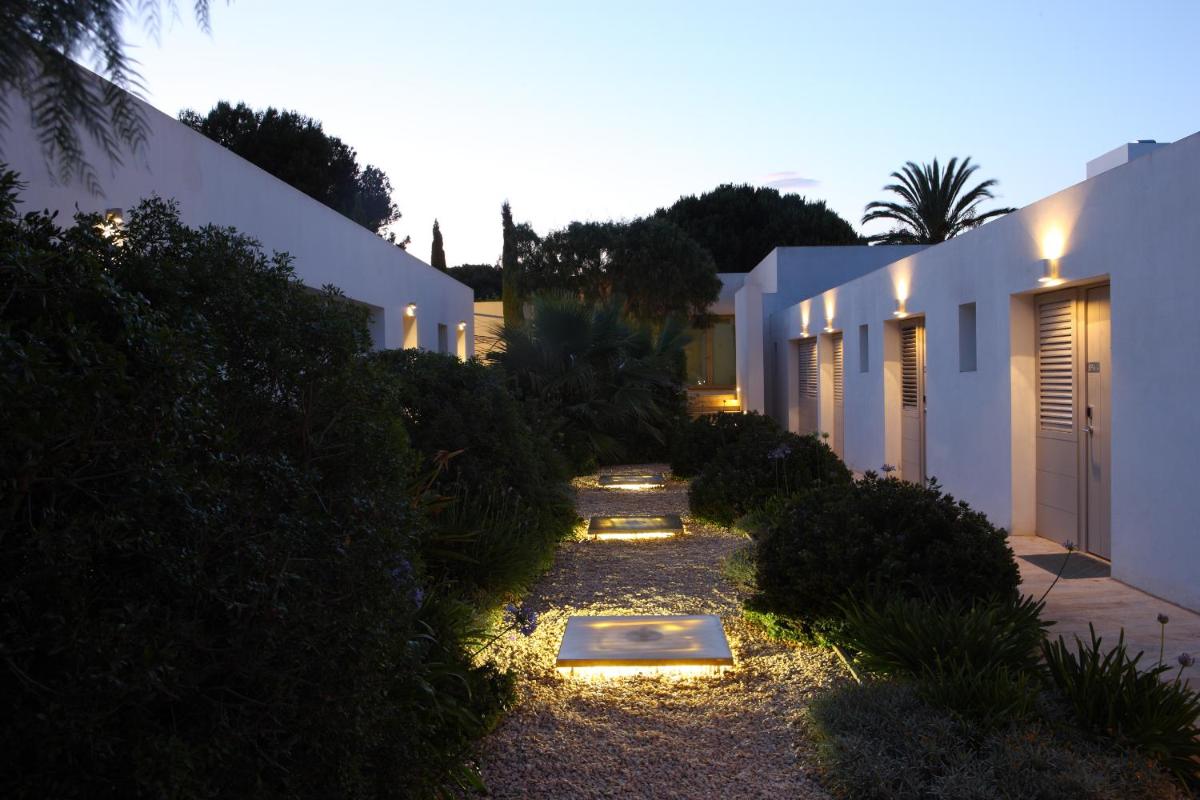 Jardín al aire libre en Hostal Empúries