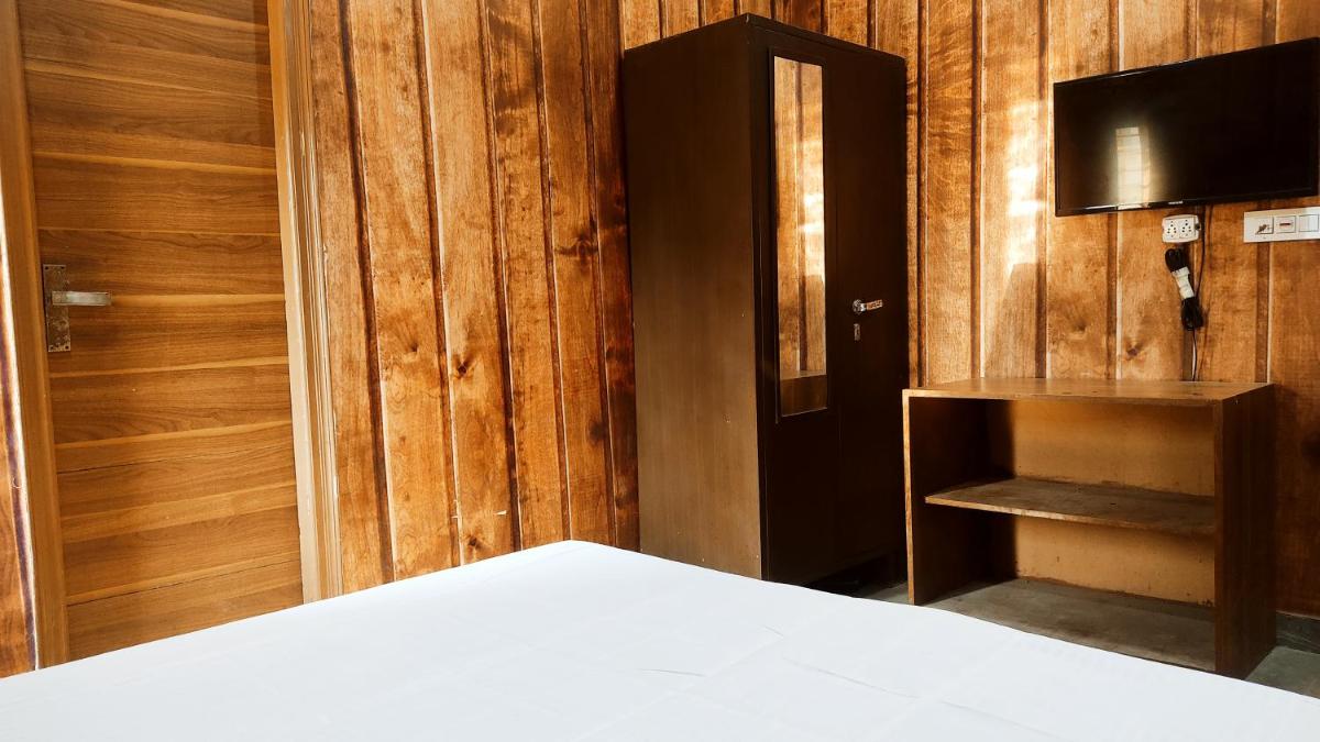 HOTEL DWARAKA INN -- LPU Law Gate -- Super Deluxe Rooms for Parents, Students, Couples, Corporate - Housity