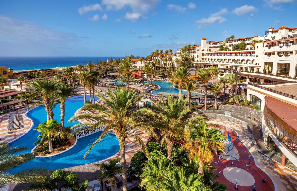 Una vista aérea de un resort con palmeras y el océano. en Occidental Jandía Mar, en Morro del Jable