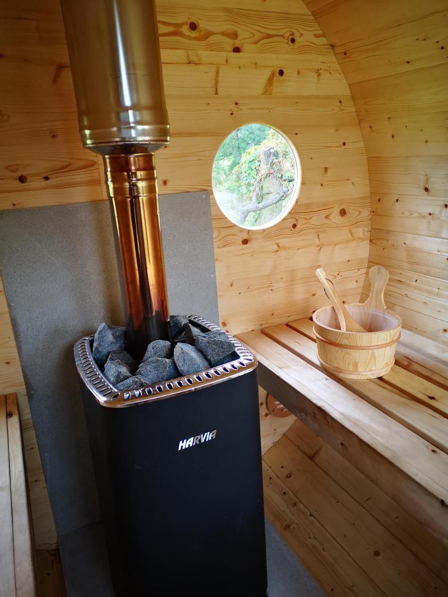 Sauna, balia i drewniana chata nad rzek? - Housity
