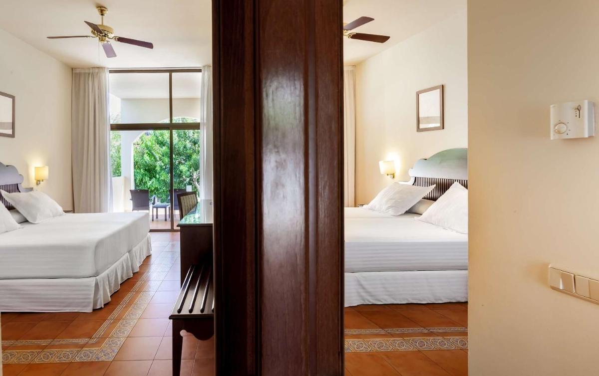 Cama o camas de una habitación en Occidental Jandía Mar